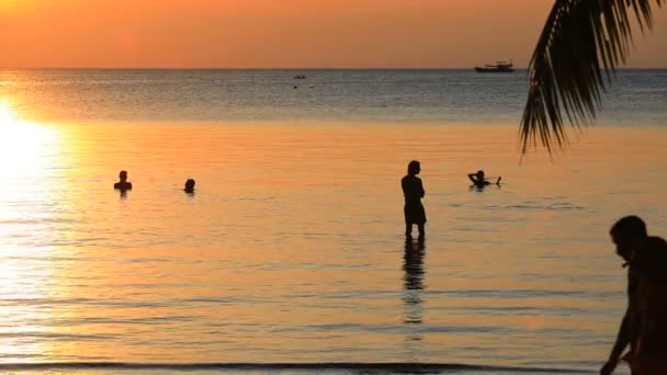 Turysta Plaży Nad Morzem Kohtao Przeciwko Zachód Słońca Niebo Kohtao — Wideo stockowe