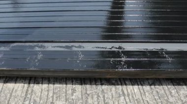 rulo fırça boyama metal kutu yüzeyinde siyah renk