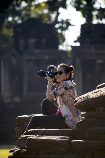 Asiatin fotografiert mit DSLR-Kamera auf Reisen — Stockfoto