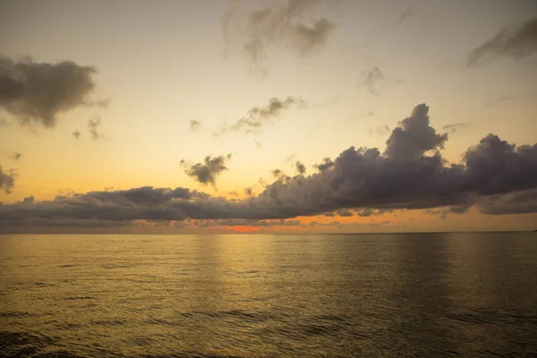 Bel sole che sorge cielo sul porto di mare pianura — Foto Stock