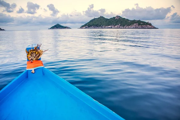 Blå trä båtens kurs till destination island — Stockfoto