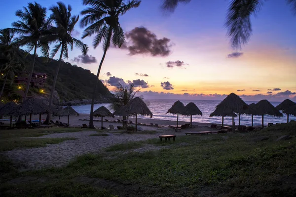 Beautiful sun rising sky at koh tao island most popular travelin — Stock Photo, Image
