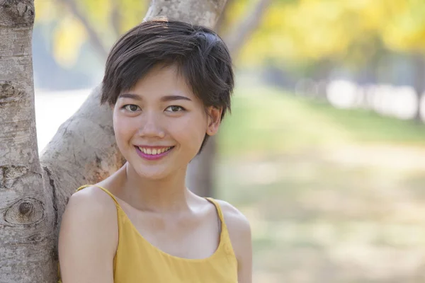 Schöne asiatische jüngere Frau zahm lächelnd Gesicht Glück emot — Stockfoto