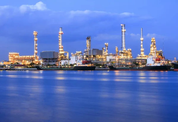 Puerto de buques y refinería de petróleo con río azul en el crepúsculo tim —  Fotos de Stock