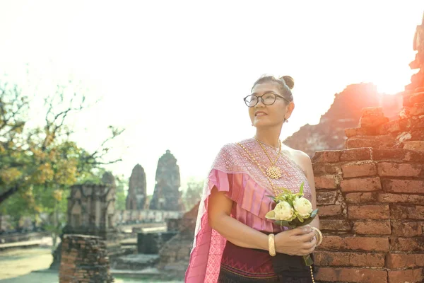 Γυναίκα της Ταϊλάνδης toothy χαμόγελο πρόσωπο στέκεται με β λουλούδι ροζ λωτού — Φωτογραφία Αρχείου