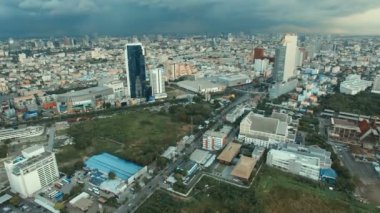 Bangkok Tayland - June7, 2017: ratchadaphisek bölge üzerinde kentsel manzarası, Tayland başkenti kalbinde modern iş alanında hava görünümünü