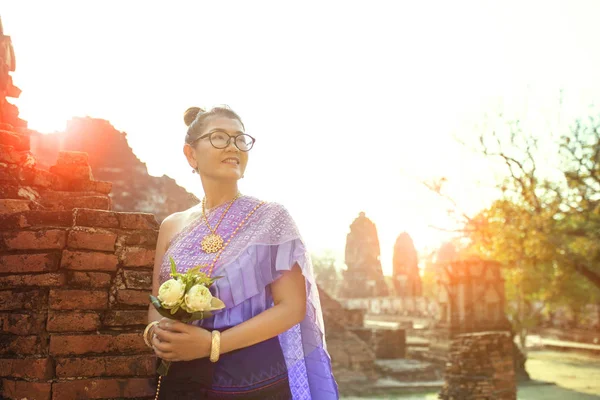 Thajské ženy zubatý usmívající se tvář stojící s Růžový lotos flower b — Stock fotografie