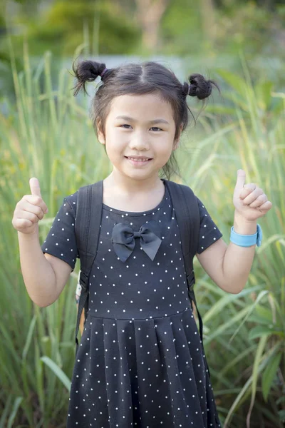 Gezicht van Aziatische kinderen lachend gezicht en teken goed gevoel door fin — Stockfoto