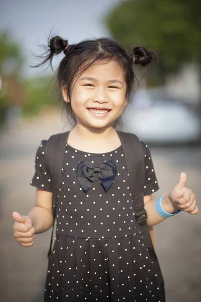 Gesicht asiatischer Kinder lächelndes Gesicht und Zeichen guten Gefühls durch Flosse — Stockfoto
