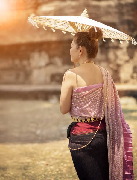 Mujer tailandesa vistiendo ropa de la vieja tradición estilo con umbre de bambú —  Fotos de Stock