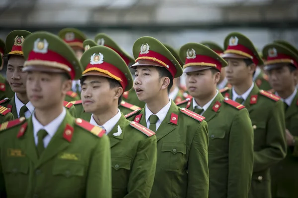 Sapa Vietnam - Nov3, 2017: üzerinde yürüyen genç Vietnamlı asker 