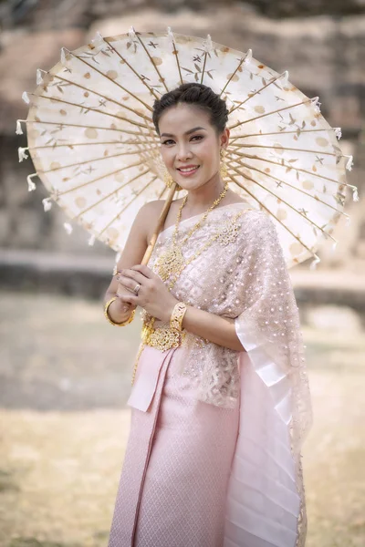 Schöne thailändische Frau trägt alte thailändische Tradition Kleidungsstil ho — Stockfoto