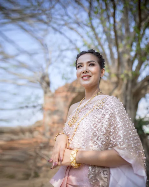 Ritratto bella donna tailandese indossare thai tradizione abiti dre — Foto Stock