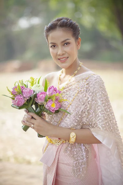 Bella asiatico donna dentino sorridente faccia e rosa loto fiore — Foto Stock