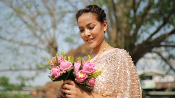 Mujer Tailandesa Que Usa Ropa Tradicional Estilo Con Ramo Flores — Vídeo de stock