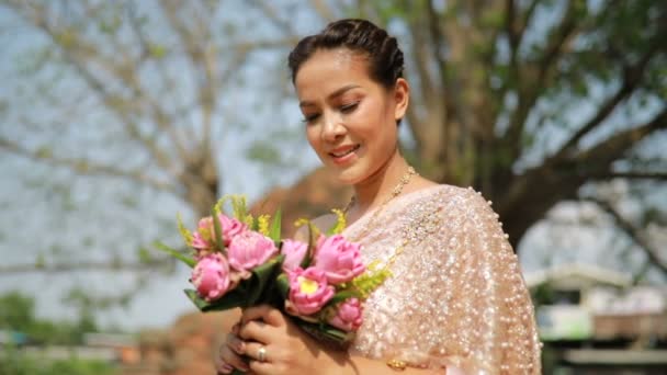 Thai Woman Wearing Tradition Clothes Style Pink Lotus Flower Bouquet — Stock Video