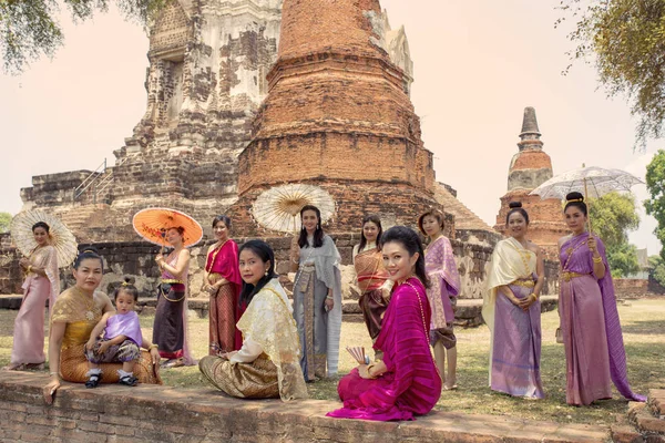 Tajlandia Ayutthaya - marca 29,2018: tajski kobieta ubrana tajski tra — Zdjęcie stockowe