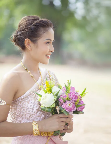 Bella asiatico donna dentino sorridente faccia e rosa loto fiore — Foto Stock