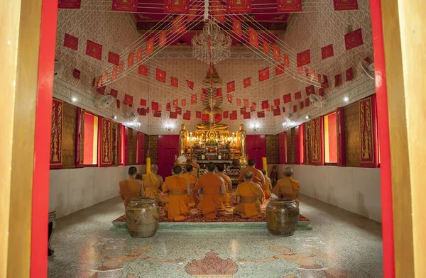 Trad Thajsko - říjen 19,2017: Skupina thajské Monk se modlí v budd — Stock fotografie