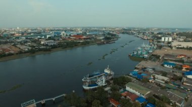 Samut Sakorn 'daki thachin nehrinin havadan görünüşü Bangkok Tayland ve başkenti.