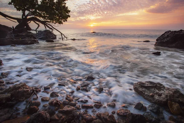 Krásný východ slunce nebe a moře stvol v provincii rayong Velikonoce — Stock fotografie