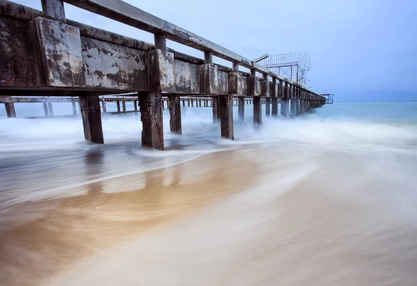 Viejo embarcadero y ola de mar en temporada de tormenta — Foto de Stock