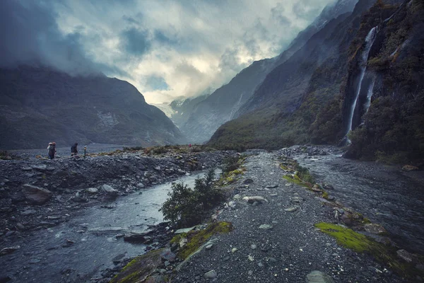 雾天气中的游客徒步旅行的足迹约瑟夫冰川 — 图库照片
