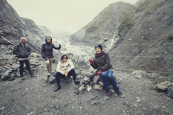 FOX GLACIER NEW ZEALAND - SEP 4,2015 : tourist taking a photogra — Stock Photo, Image