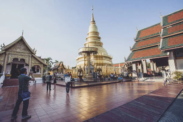 LUMPHUN THAILAND - GAN 8,2016: il turista scatta una foto in w — Foto Stock