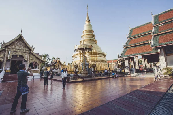 LUMPHUN TAILANDIA - ENE 8,2016: turista tomando una fotografía en w — Foto de Stock