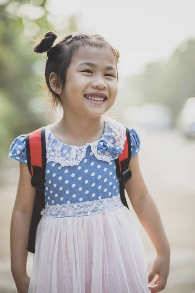 Alegre asiático niños escuela paquete en espalda toothy sonriendo cara — Foto de Stock