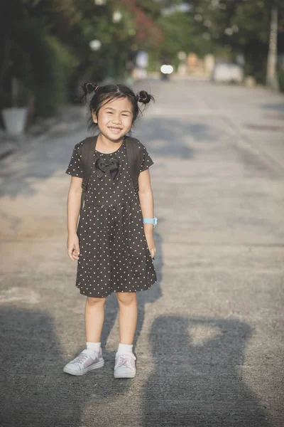 Asiático crianças com escola mochila toothy sorrindo ao ar livre — Fotografia de Stock