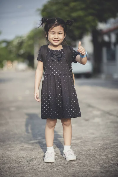 Asiático crianças com escola mochila mão sinal bom e toothy sm — Fotografia de Stock