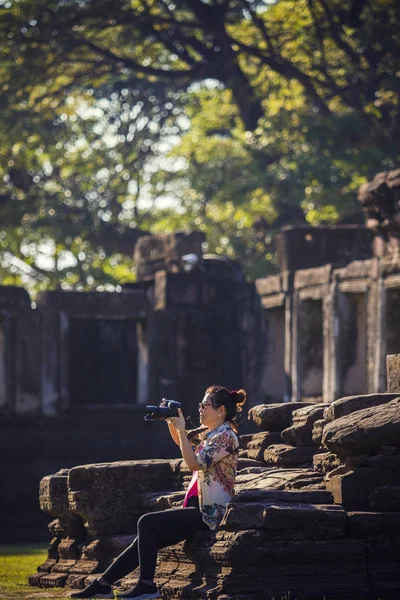 Mujer tomando fotografía por cámara dslr en tailandiay viajando des — Foto de Stock