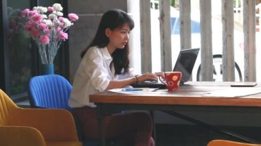 Asya serbest çalışma üstünde okul sırası bilgisayar evde office