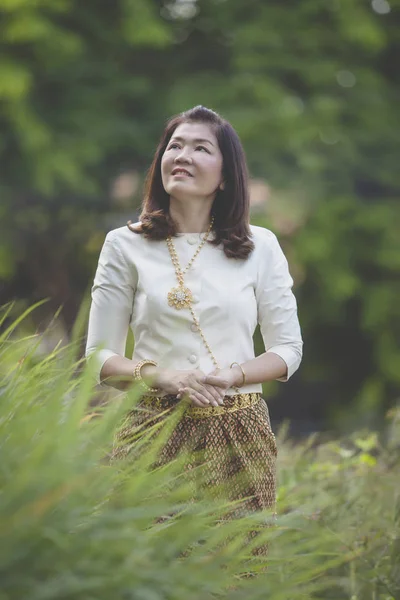 Hermosa asiático mujer usando tailandés período traditon ropa stand — Foto de Stock