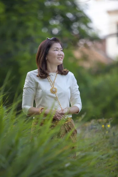 Asiatische Frau tragen thailändische Tradition Kleidung stehen in gr — Stockfoto