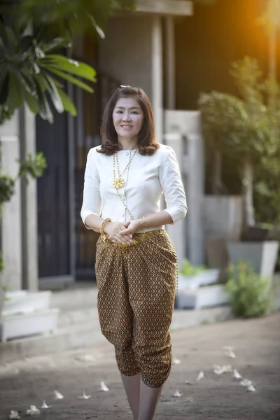 Азиатская женщина в тайском периоде традиционной одежды зубастый улыбаясь — стоковое фото