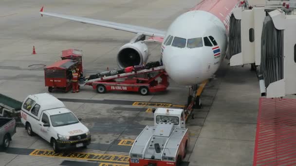 曼谷泰国 11月 12017 泰国亚航飞机是东南亚最大的低廉客机之一 在泰国曼谷北部的廊曼饭店机场装载乘客归属 — 图库视频影像