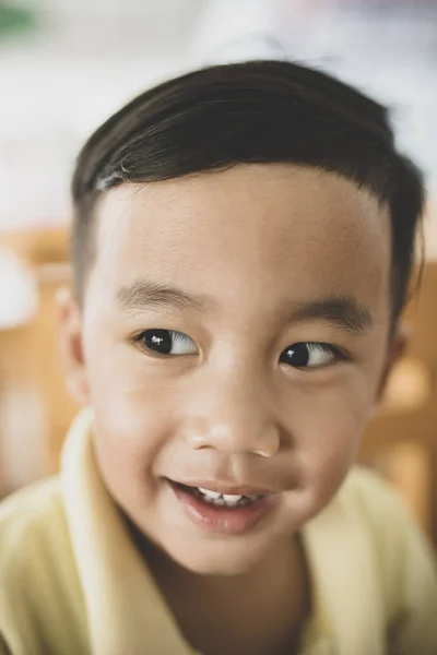 Close-up van gezicht van Aziatische kinderen toothy lachend gezicht met happine — Stockfoto
