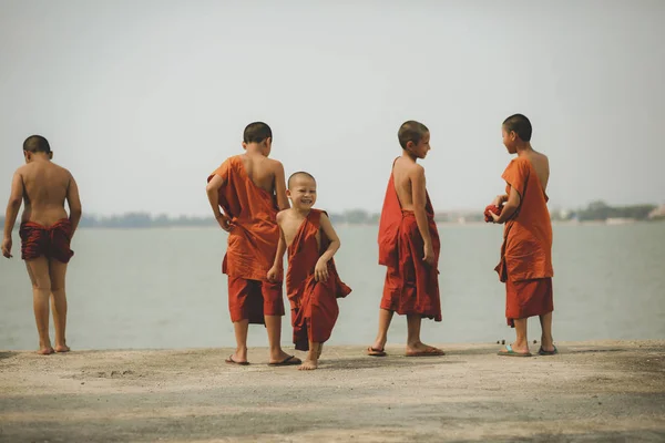 Паттайя Таїланд - April16, 2018: невідомі Група буддійських — стокове фото