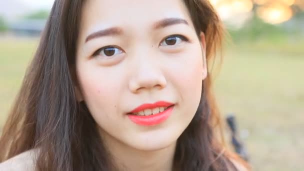 Detailní záběr zubatý usmívající se tvář mladší asijské ženy 