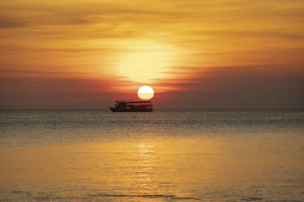 Vacker solnedgång sky till sjöss horisontella med ensam båt flytande — Stockfoto