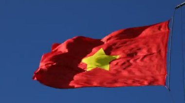 Mavi gökyüzü karşı sert rüzgarda üfleme vietnam bayrağını temizle