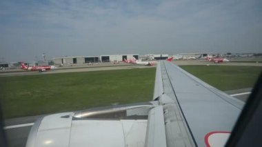 Bangkok Tayland - Nov7, 2017: Tay airasia uçak iniş için Don Muang havaalanına, Don Muang airport yaklaşan önemli airasia Tayland, başlangıç noktasıdır