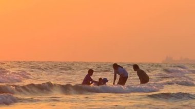 Rayong Tayland - April11, 2016: mutluluk mae rumphung deniz plaj rayong Doğu Tayland'deki en popüler seyahat hedef olarak ile tatil vakit Taylandlı aile