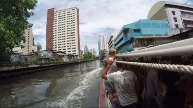 Bangkok Tayland - Ağustos 8,2016: uzun kuyruk tekne gemi klong saensab üzerinde kimliği belirsiz kişi kanal bir kalp Bangkok seyahat için convinience seçimi 