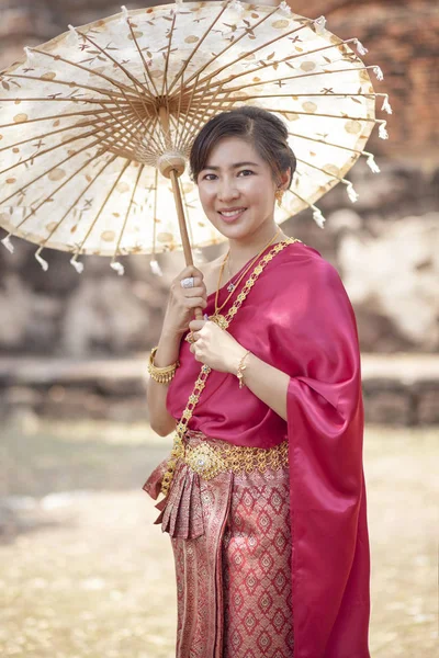 Thai donna indossa periodo tradizione abiti stile dentino sorridente — Foto Stock