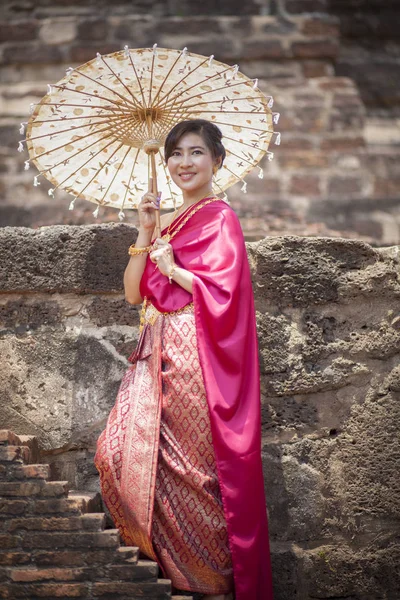 Thai donna indossa periodo tradizione abiti stile dentino sorridente — Foto Stock