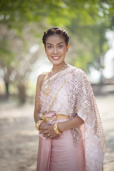 Bella donna tailandese indossando vecchi vestiti tradizione thai stile ho — Foto Stock